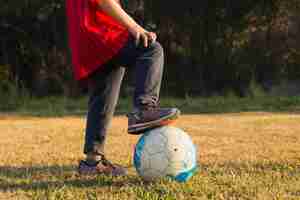 Gratis foto close-up van kind het spelen met voetbal in park