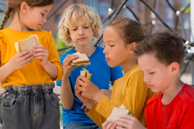 Close-up van kinderen die broodjes eten
