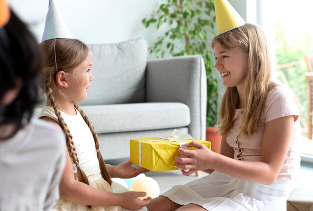 Close-up van kinderen die een verjaardagsfeestje vieren