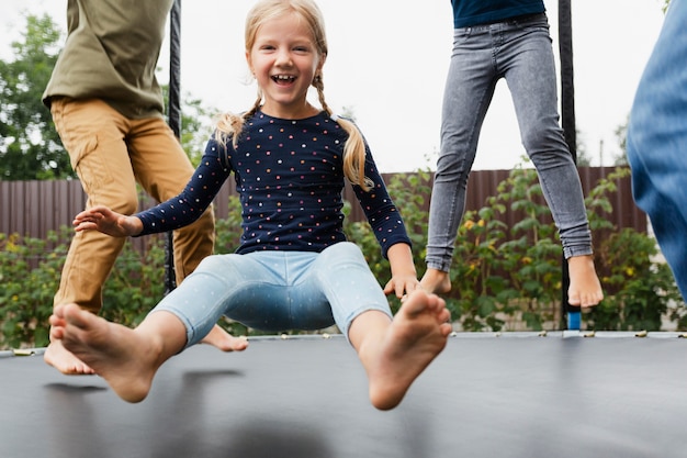 Gratis foto close-up van kinderen die op trampoline springen