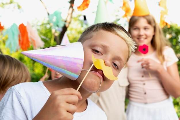 Close-up van kinderen die plezier hebben op een feestje