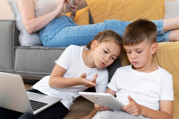 Close-up van kinderen en vrouw met apparaten