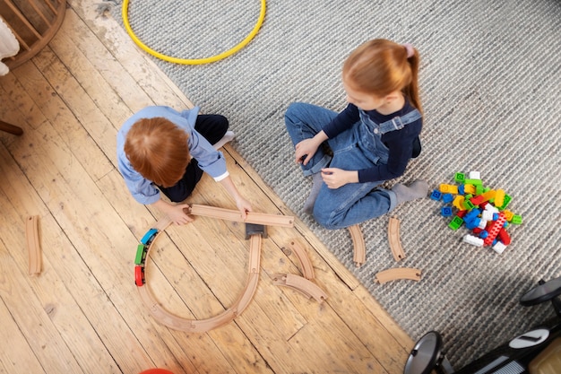 Gratis foto close-up van kinderen in hun kamer die plezier hebben