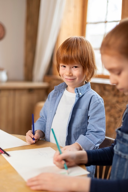 Close-up van kinderen in hun kamer die plezier hebben