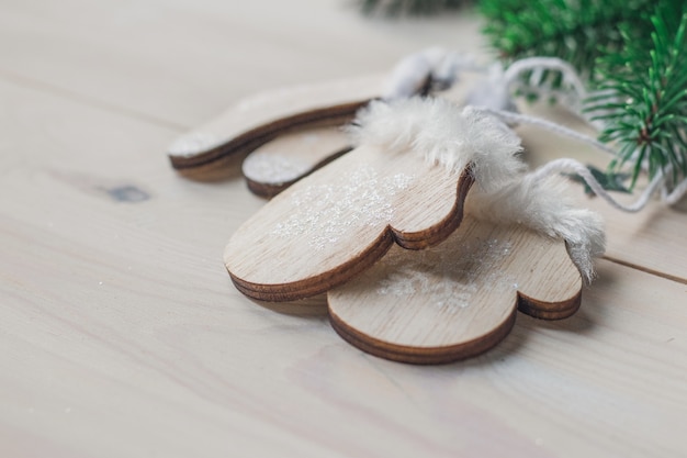 Close-up van kleine houten ornamenthandschoenen op de lijst onder de lichten