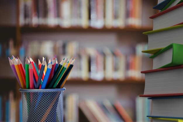 Close-up van kleurpotloden met boeken