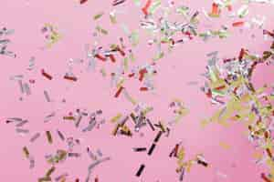 Gratis foto close-up van kleurrijke confetti op roze achtergrond