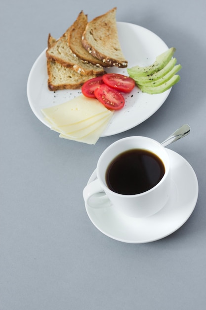 Close-up van koffie en ontbijt bord