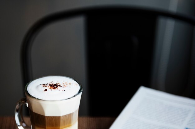 Close-up van koffie op houten lijst aangaande koffie