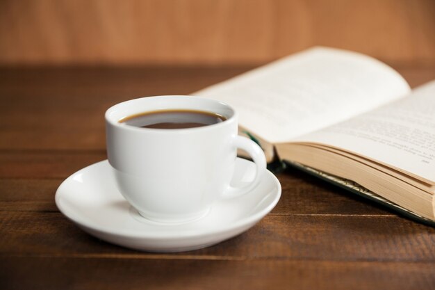 Close-up van koffiekop en boek
