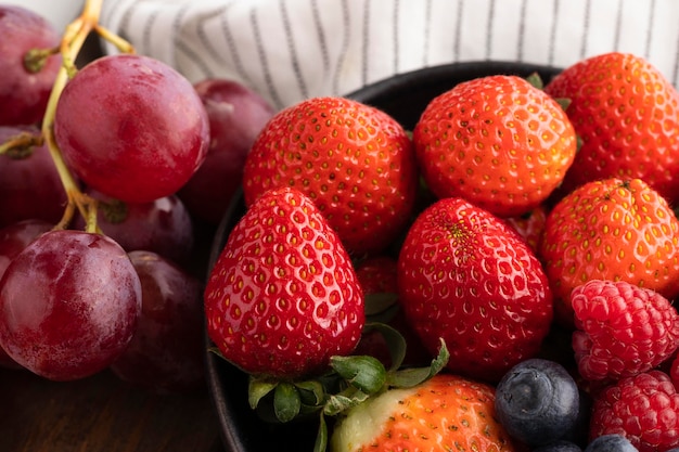 Close-up van kom met fruit en druiven