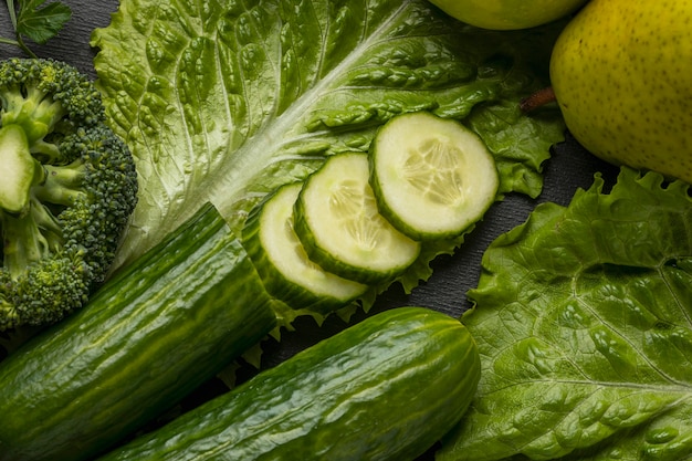 Close-up van komkommers met selderij