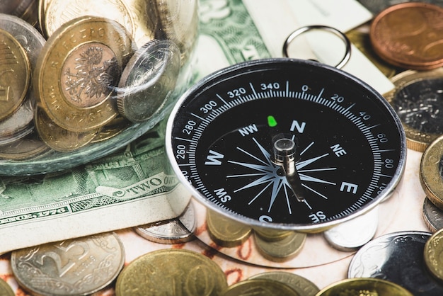 Close-up van kompas met geld om te reizen