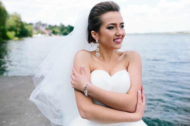 Close-up van lachende bruid op het meer