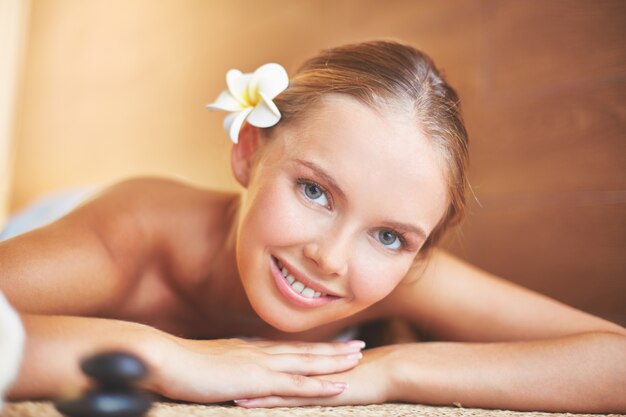 Gratis foto close-up van lachende vrouw liggen in een spa