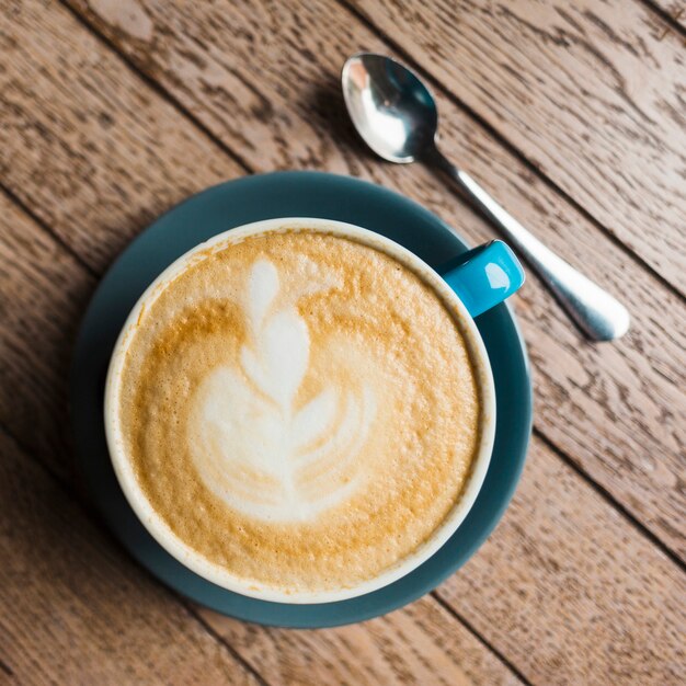 Close-up van latte koffie met creatieve latte kunst op houten gestructureerde achtergrond