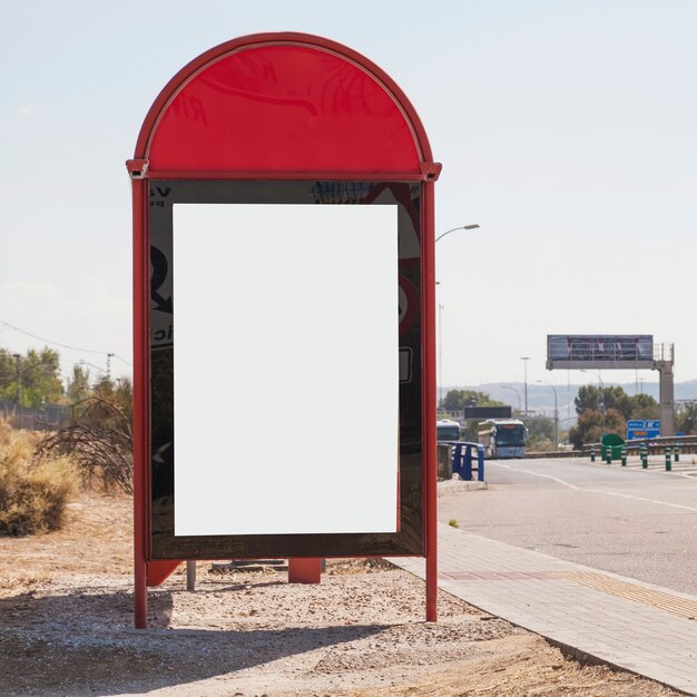 Close-up van leeg aanplakbord door de rijweg