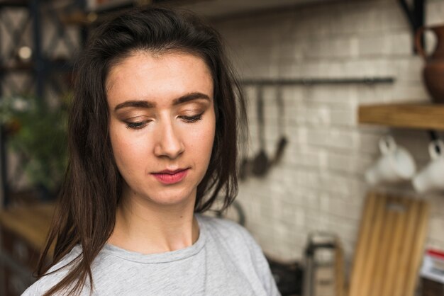 Close-up van lesbische vrouw naar beneden te kijken