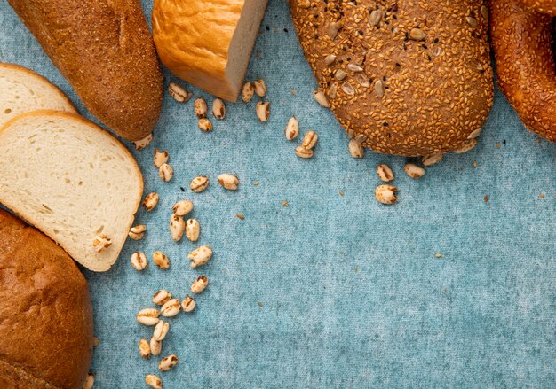 Close-up van likdoorns met witte sneetjes brood en andere soorten brood op blauwe achtergrond met kopie ruimte