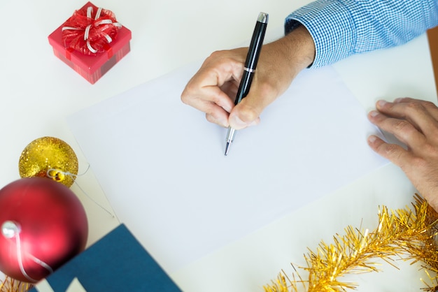 Gratis foto close-up van man brief aan de tafel samenstellen