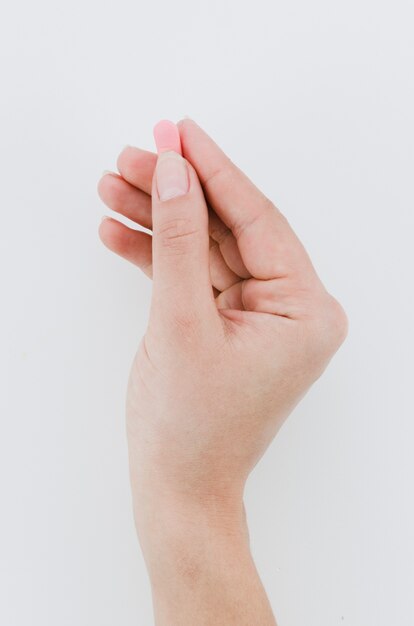 Close-up van man de pillen van de handholding over witte achtergrond