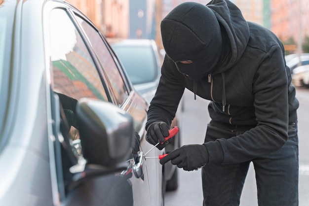 Close-up van man die probeert in te breken in een auto