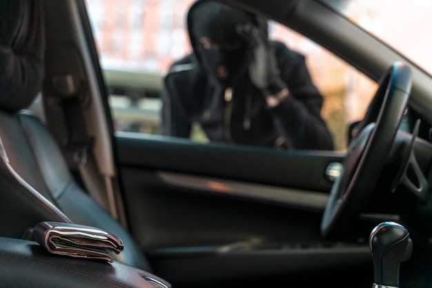 Close-up van man die probeert in te breken in een auto