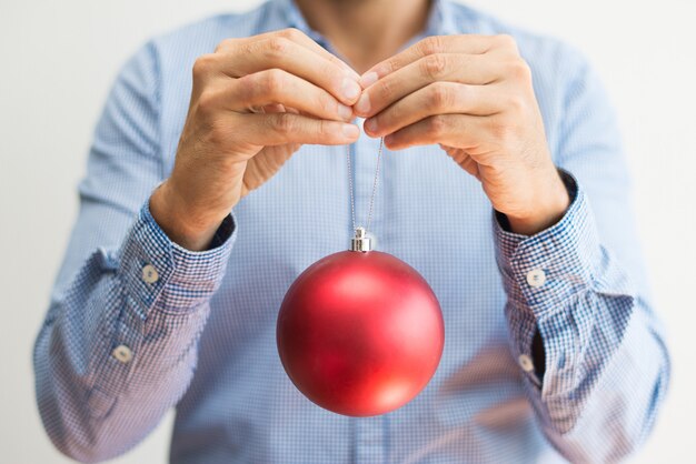 Close-up van man koppelverkoop reeks van rode bauble