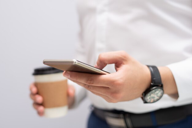 Close-up van mannelijk de hand tekstbericht op mobiele telefoon