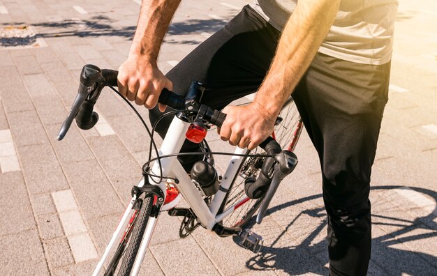 Close-up van mannelijke fietser die zijn fiets berijdt