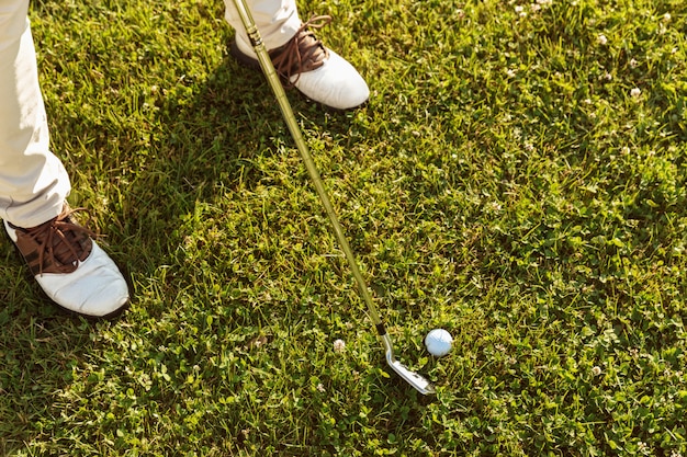 Close-up van mannelijke golfspeler die weg teeing