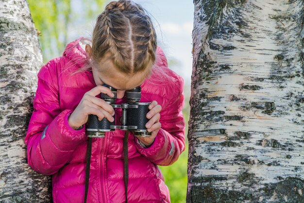 Close-up van meisje met behulp van een verrekijker