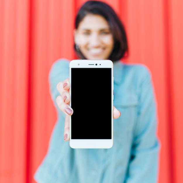 Close-up van menselijke hand met mobiele leeg scherm