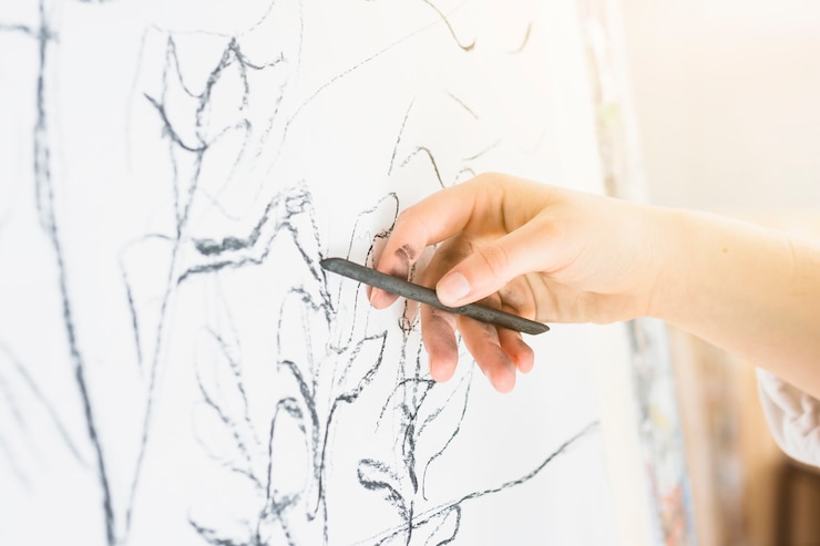 Gratis Foto close-up van menselijke handtekening met houtskool