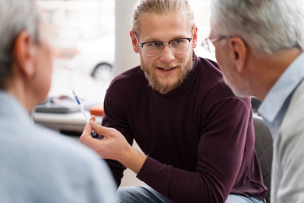 Gratis foto close-up van mensen die discussiëren