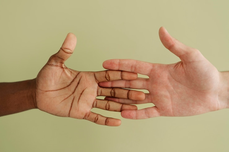 Gratis Foto close-up van mensen die elkaar met de hand verbinden.