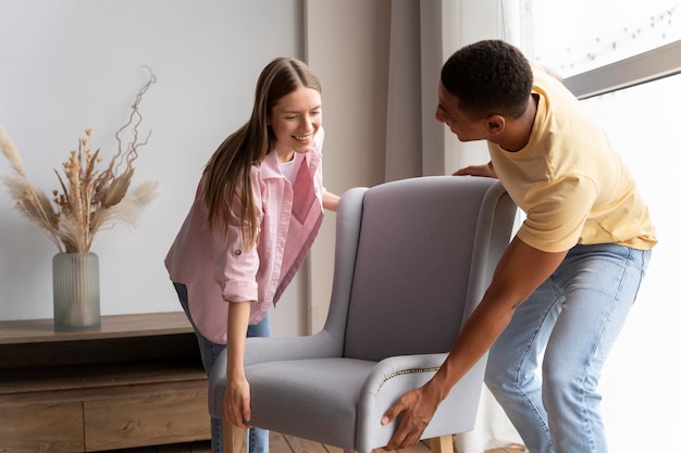Close-up van mensen die hun huis comfortabel maken