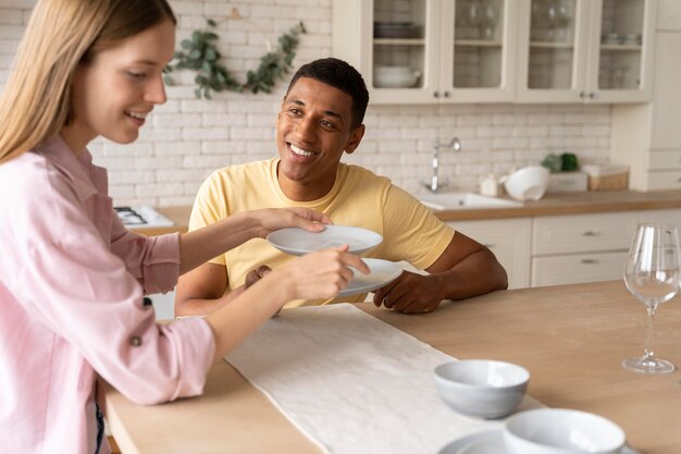 Close-up van mensen die hun huis comfortabel maken