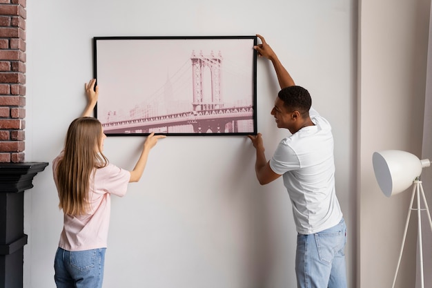 Close-up van mensen die hun huis comfortabel maken