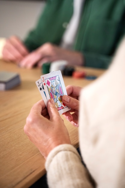 Gratis foto close-up van mensen die kaarten spelen