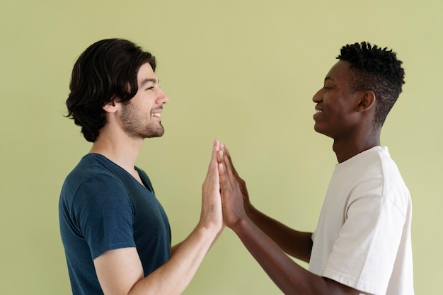 Gratis foto close-up van mensen die samen sterker worden