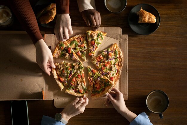 Close-up van mensen die tijdens de pauze eten