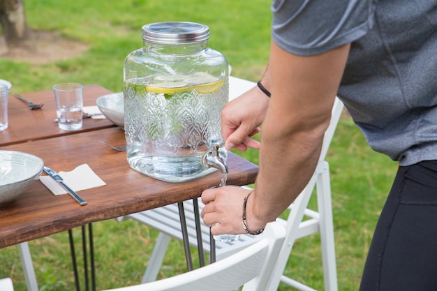 Gratis foto close-up van mensen gietende limonade van automaat in openlucht