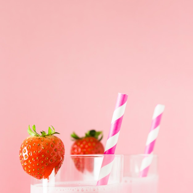 Close-up van milkshakes met aardbeien en rietjes