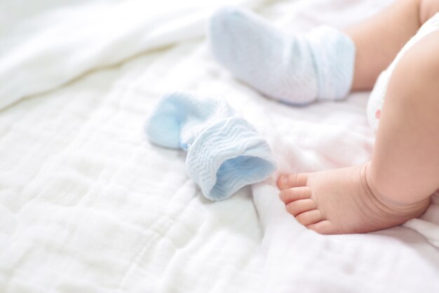 Close-up van moeder handen met kleine baby voeten