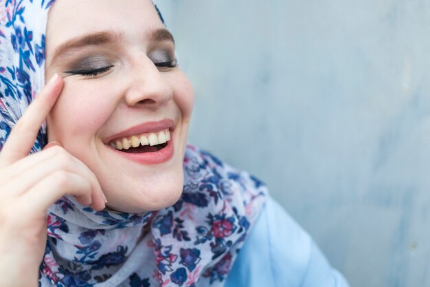 Close-up van mooie vrouw met hijab