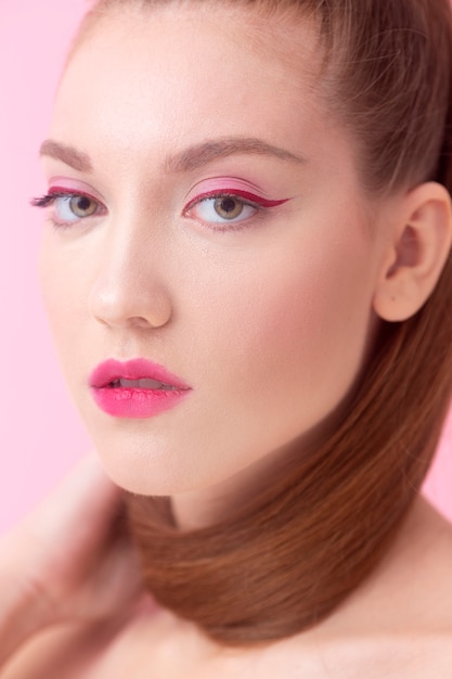 Gratis foto close-up van mooie vrouw met roze make-up