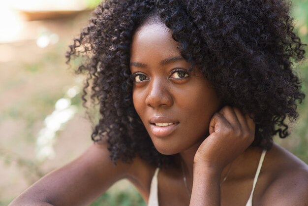 Close-up van mooie zwarte vrouw in het park