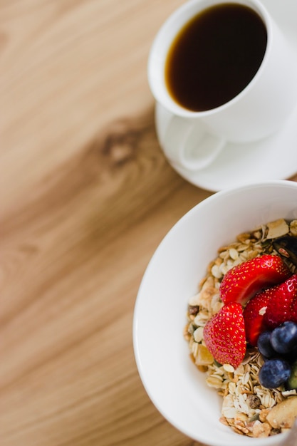 Gratis foto close-up van muesli kom en koffie