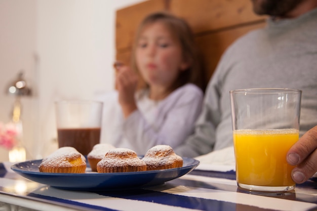 Close-up van muffins en sinaasappelsap